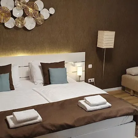 Sunset Wellness Apartman شقة